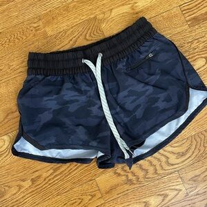 Vuori shorts in dark camo